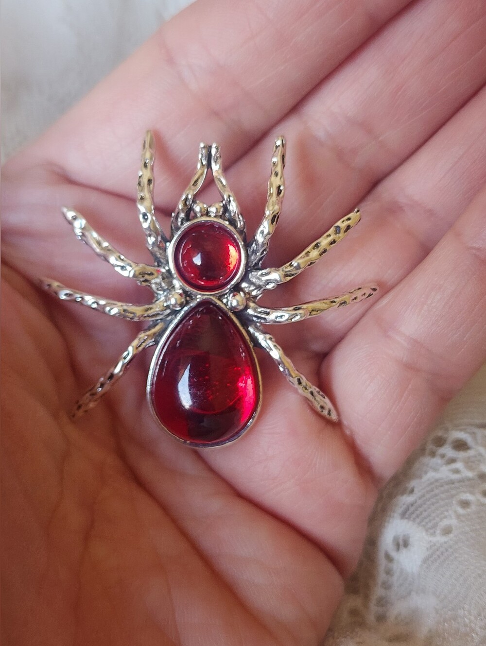 🕷️ Ruby Red Crystal Spider Brooch - Picture 4 of 5